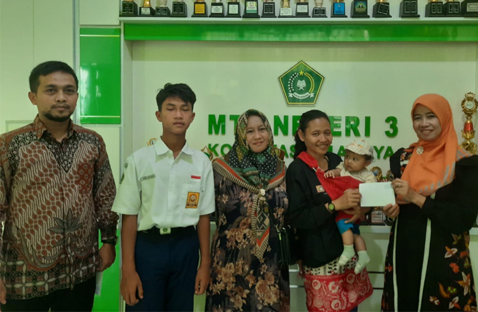 PENYERAHAN BEASISWA TASIK CERDAS