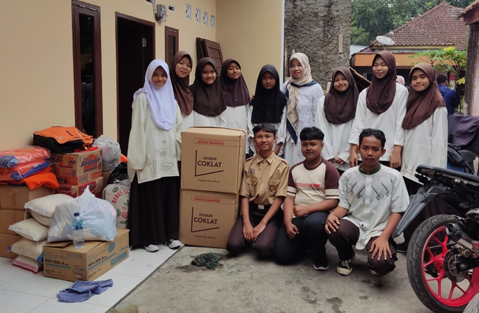 PENYERAHAN BANTUAN KEPADA SISWA YANG TERKENA MUSIBAH KEBAKARAN